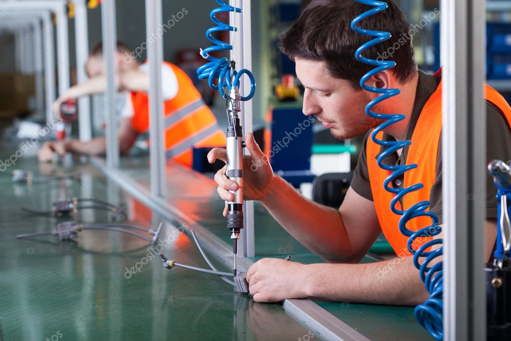 Automated discrete manufacturing line with robots and conveyors