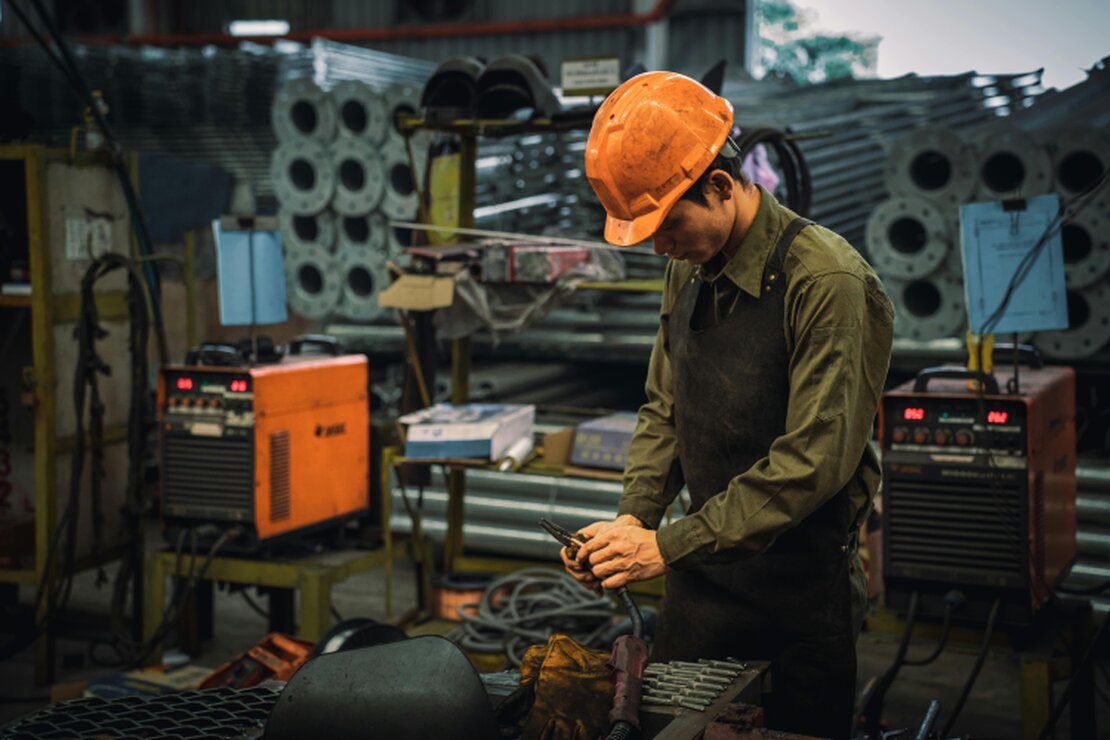 Discrete manufacturing line assembling industrial components