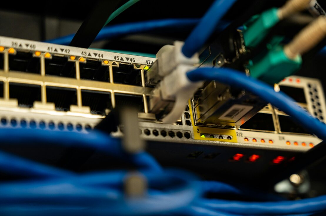 Diagram comparing industrial communication protocols OPC UA and MQTT